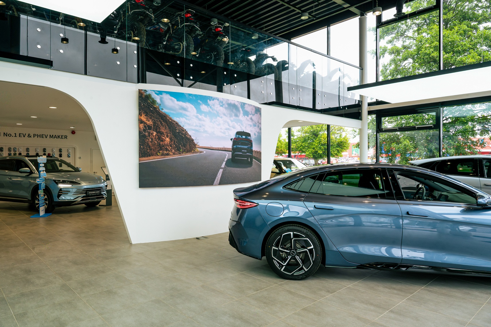 BYD autosalonas Taline – lenktas LED ekranas