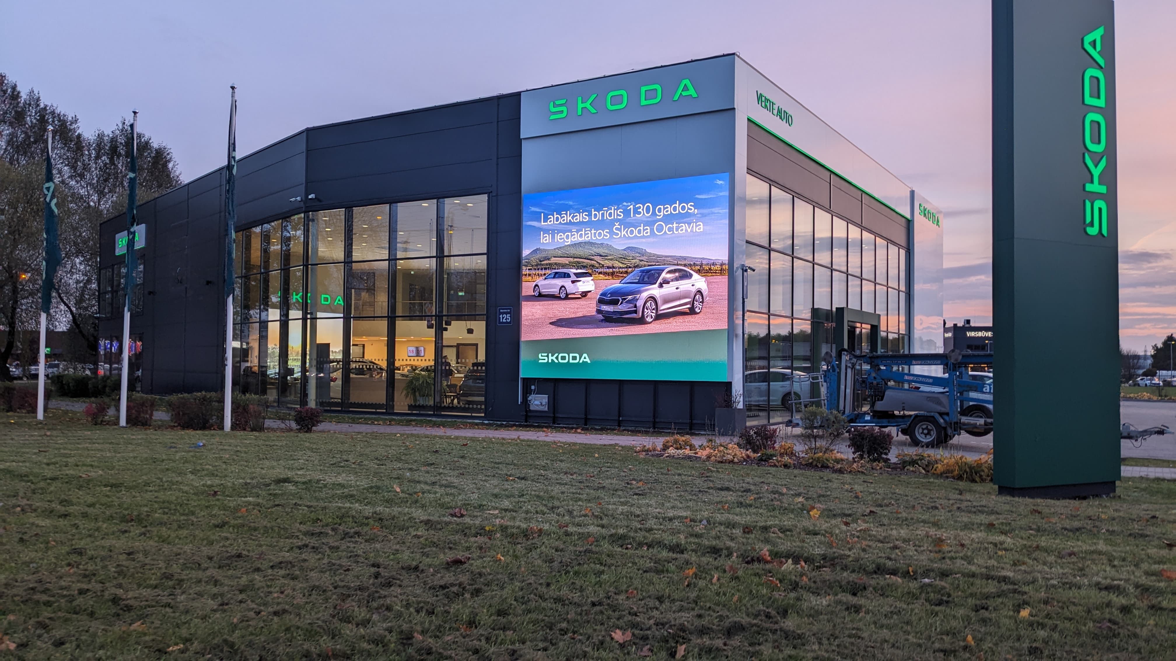 ŠKODA fassaadi LED ekraan Riias