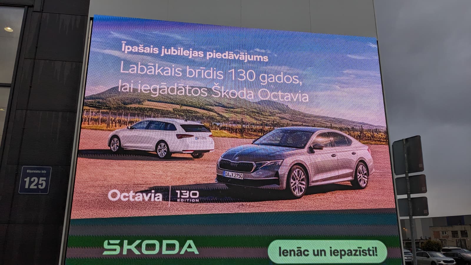 ŠKODA atstovybės fasadas su LED ekranu